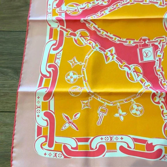 Louis Vuitton silk scarf🧡🩷